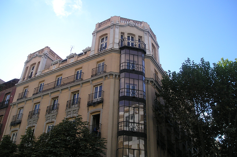 Proiescon: revoco fingido de ladrillo a mano en fachada histórica de Madrid