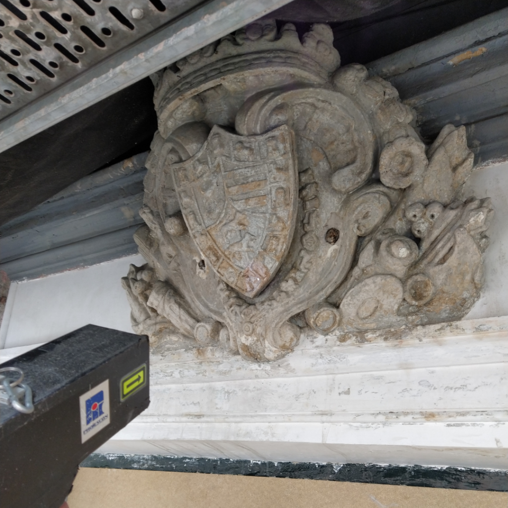 LIMPIEZA DEL ESCUDO PRINCIPAL DEL MUSEO DEL ROMANTICISMO